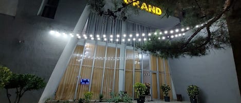 Vista frontal de la propiedad