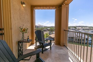 คอนโด, เตียงควีนไซส์ 1 เตียง, ระเบียง | บริเวณที่พัก