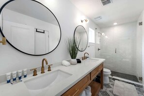 House, Multiple Beds, Hot Tub (306 W Travis Unit A) | Bathroom
