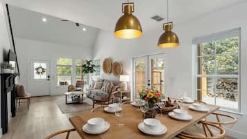 House, Multiple Beds, Hot Tub (306 W Travis Unit A) | Dining