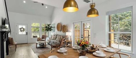 Maison, plusieurs lits, bain à remous (306 W Travis Unit A) | Restauration