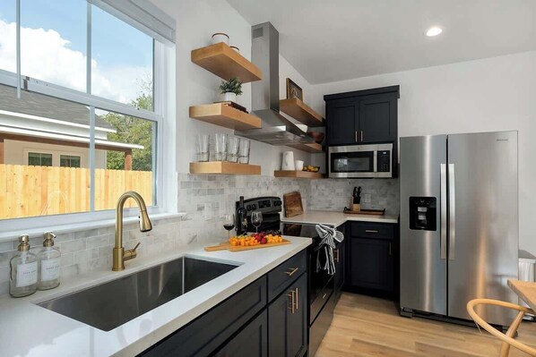 Casa, varias camas, bañera de hidromasaje (306 W Travis Unit A) | Cocina privada | Cafetera o tetera