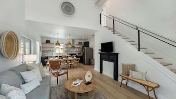 House, Multiple Beds, Hot Tub (306 W Travis Unit A) | Living area