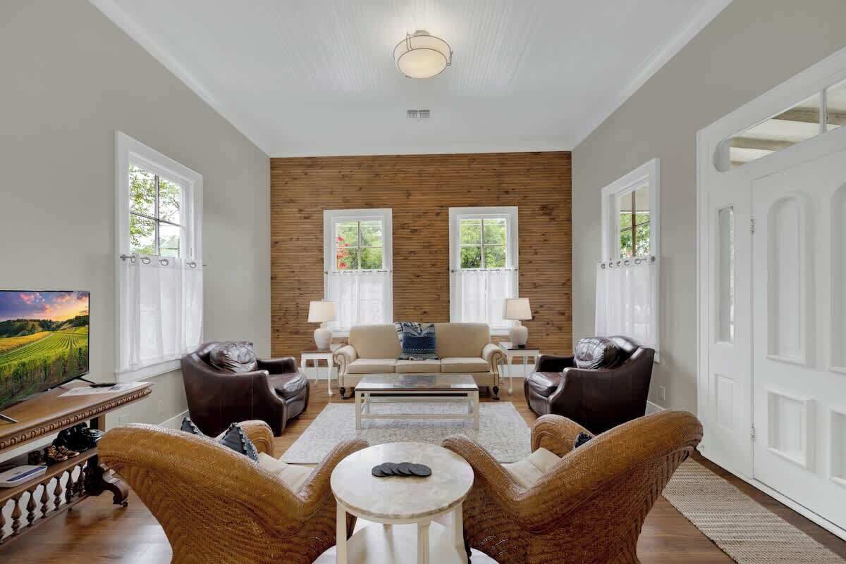 Casa, várias camas, cozinha, vista para o jardim (403 W Austin Combo) | Área de estar