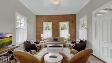 Casa, várias camas, cozinha, vista para o jardim (403 W Austin Combo) | Área de estar