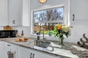 Casa, diversos llits, cuina, vistes al jardí (403 W Austin Combo) | Cuina privada | Frigorífic, microones, forn i placa de cuina