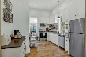 House, Multiple Beds, Kitchen, Garden View (403 W Austin Combo) | Private kitchen