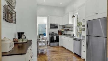 House, Multiple Beds, Kitchen, Garden View (403 W Austin Combo) | Private kitchen | Coffee/tea maker