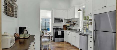 Talo, useita sänkyjä, keittiö, näköala puutarhaan (403 W Austin Combo) | Yksityinen keittiö | Kahvin-/teenkeitin