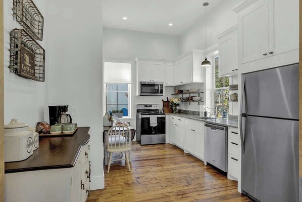 Casa, diversos llits, cuina, vistes al jardí (403 W Austin Combo) | Cuina privada | Frigorífic, microones, forn i placa de cuina