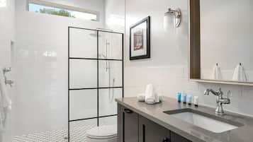 Casa, 1 cama King, varanda (403 W Austin #2) | Banheiro | Toalhas de banho
