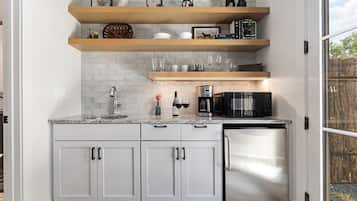 Casa, 1 cama King, varanda (403 W Austin #2) | Cozinha privada | Cafeteira/chaleira