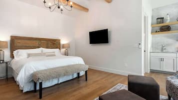 Casa, 1 cama King, varanda (403 W Austin #2) | 1 quarto, individualmente decorados, individualmente mobiliados