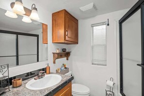 Cabin, Multiple Beds, Hot Tub (192 Melton Rd) | Bathroom