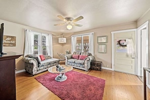 Maison, plusieurs lits, bain à remous (409W San Antonio Cmb) | Coin séjour