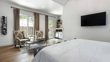 Maison, 1 trĂšs grand lit, patio (403 W Austin #1)