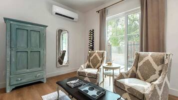 Maison, 1 trÚs grand lit, patio (403 W Austin #1) | Intérieur