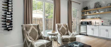 Casa, 1 cama King, varanda (403 W Austin #1) | Área de estar