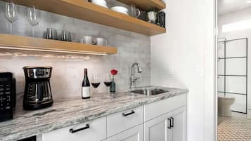 Maison, 1 trÚs grand lit, patio (403 W Austin #1) | Cuisine privée