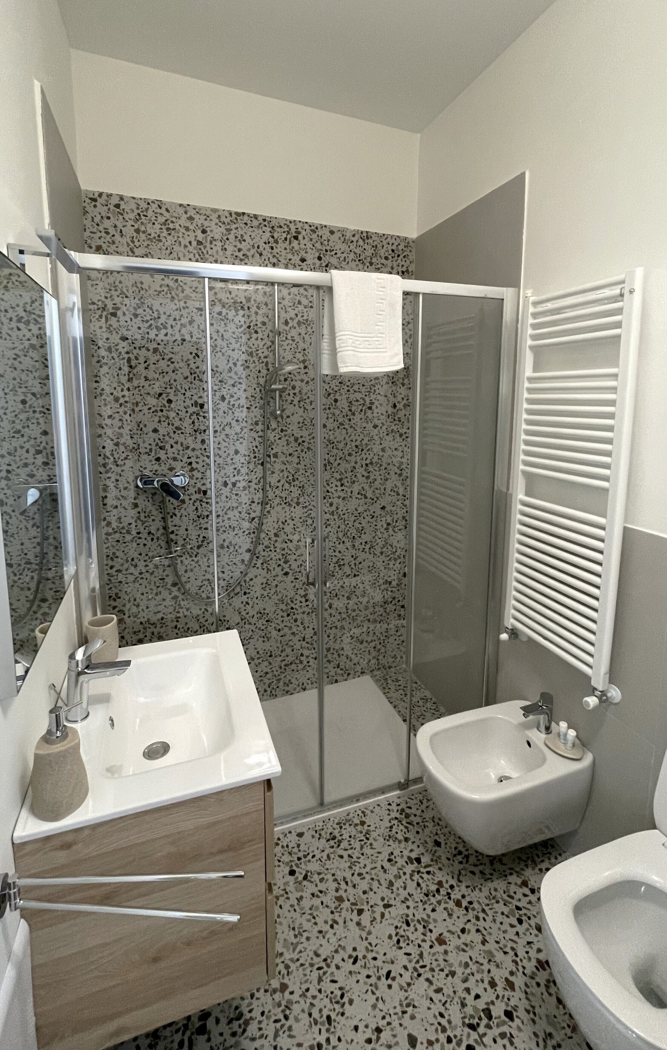 Suihku, hiustenkuivaaja, bidee, pyyhkeet