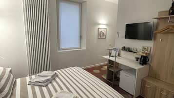 1 bedroom, desk, free WiFi, bed sheets