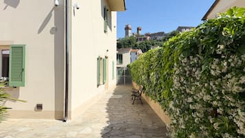 Vista frontal de la propiedad
