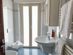 Comfort Apartment | Bathroom | Shower, rainfall showerhead, free toiletries, hair dryer - Cuore di Nozzano Castello (Lucca)
