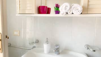 Comfort Apartment | Bathroom | Shower, rainfall showerhead, free toiletries, hair dryer