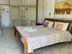 6 quartos, ferros/tábuas de passar roupa, Wi-Fi de cortesia