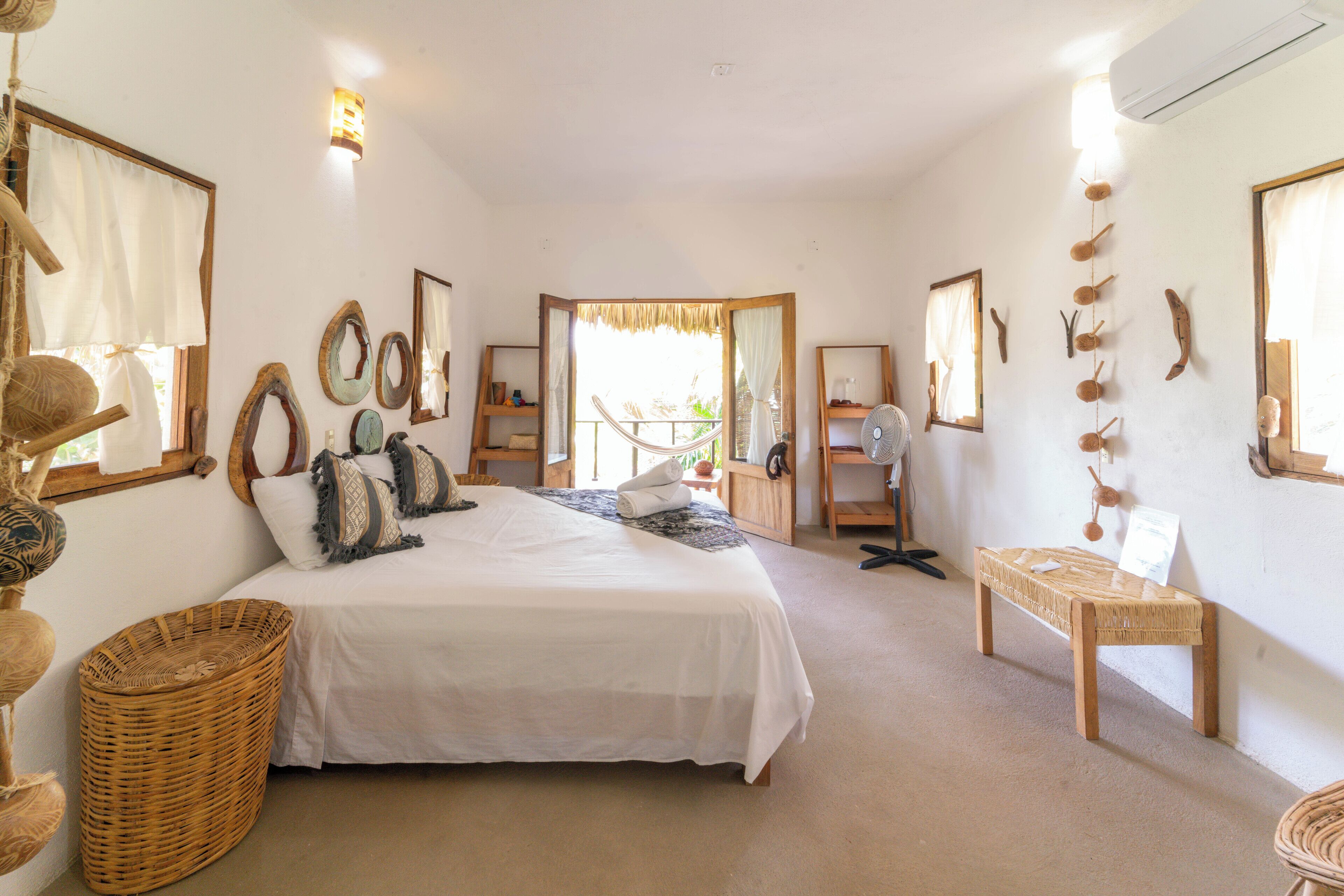 Phòng Suite tiện nghi đơn giản | Trang trí khác biệt, trang bị nội thất với thiết kế riêng biệt 