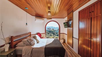 Individually decorated, free cribs/infant beds, bed sheets