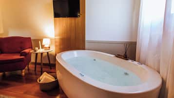Quarto luxo, banheira de hidromassagem | Banheira de hidromassagem particular
