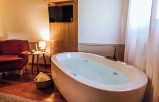 Quarto luxo, banheira de hidromassagem | Banheira de hidromassagem particular