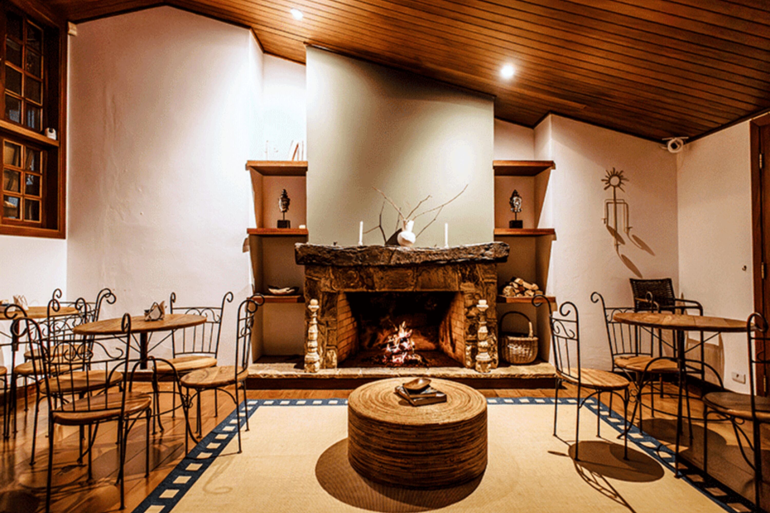Una habitación acogedora con chimenea, muebles de madera y un suelo estampado.