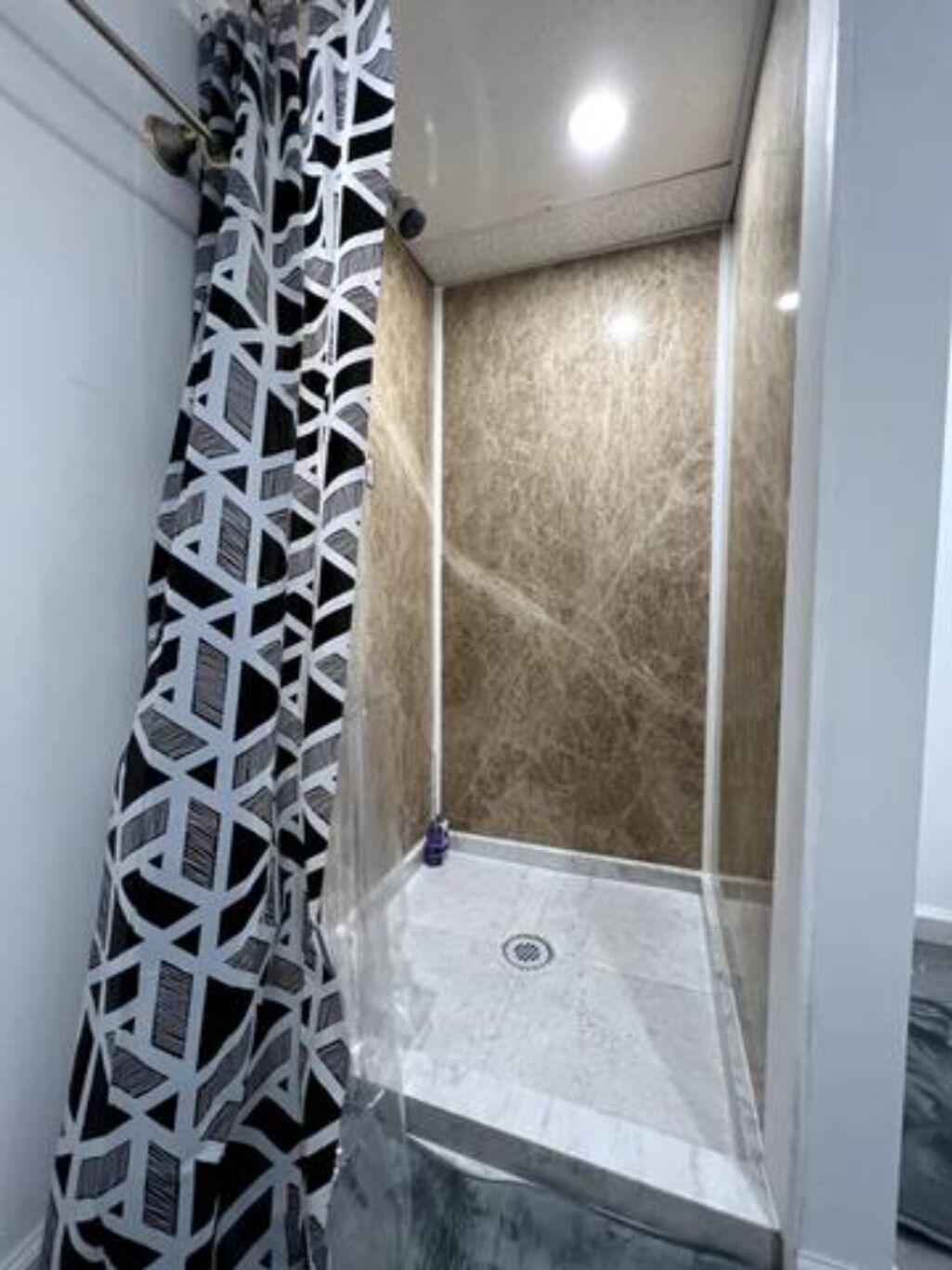 Douche, sèche-cheveux, serviettes fournies, savon