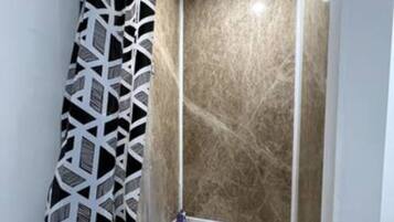 Douche, sèche-cheveux, serviettes fournies, savon