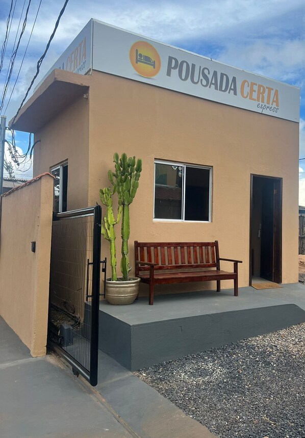 Um edifício com uma placa que diz 