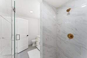 Secadora de cabello, toallas, jabón, shampoo 