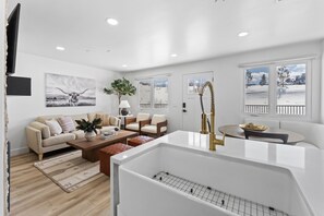 Smart TV, chimenea y libros 