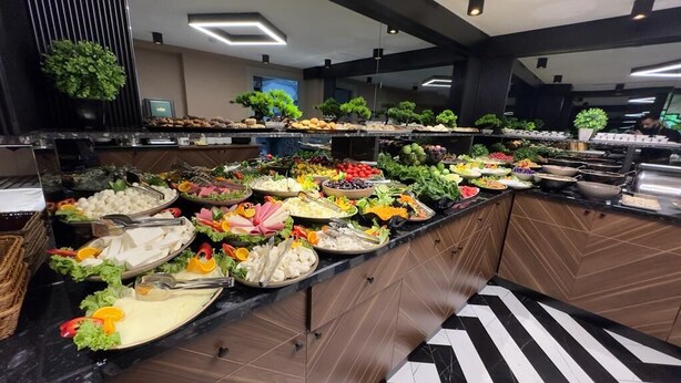 Un buffet proposant une variété de plats et de produits frais, présentés sur un comptoir.