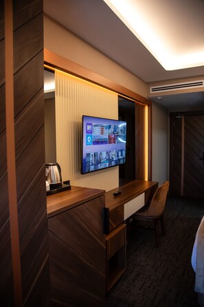 Standard Room | In-room safe, desk, laptop workspace, blackout drapes - The Park Hotel (Istanbul)