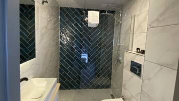 Deluxe Double Room | Bathroom