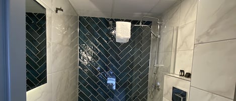 Deluxe Double Room | Bathroom | Shower, rainfall showerhead, free toiletries, hair dryer