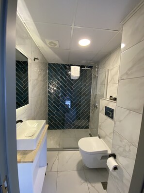 Habitación doble Deluxe | Baño | Regadera, regadera tipo lluvia, amenidades de baño gratuitas
