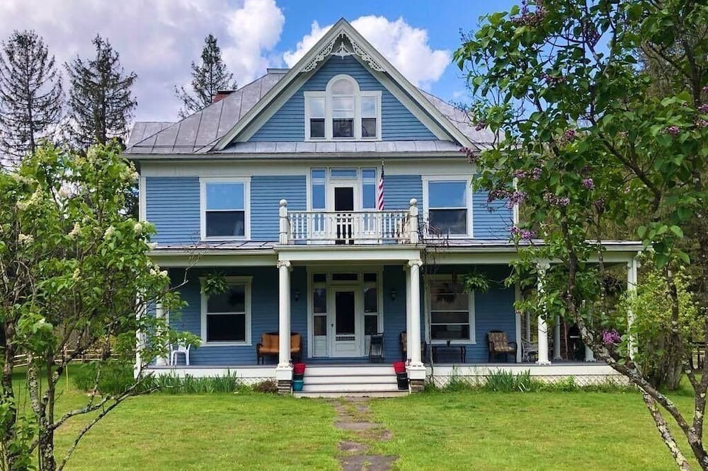 Laurel River Club Bed & Breakfast