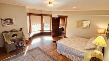 Family Room, 1 King Bed, Mountain View