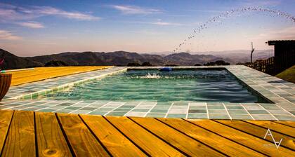 Cabana nas Montanhas com Piscina Natural e Espaço Externo Exclusivo