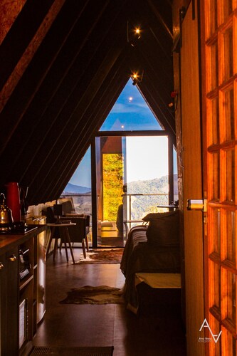 Cabana nas Montanhas com Piscina Natural e Espaço Externo Exclusivo