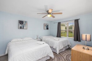 2 chambres, bureau, fer et planche à repasser, lit parapluie