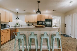 Kjøleskap, mikrobølgeovn, ovn og kokeplater